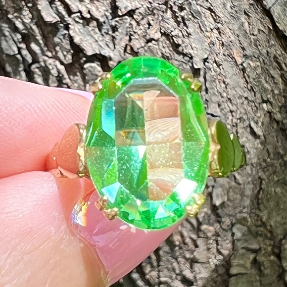 Jewelry - VINTAGE 9K GOLD URANIUM VASELINE GREEN GLASS RING HEARTS BAND ENGLISH HALLMARKS